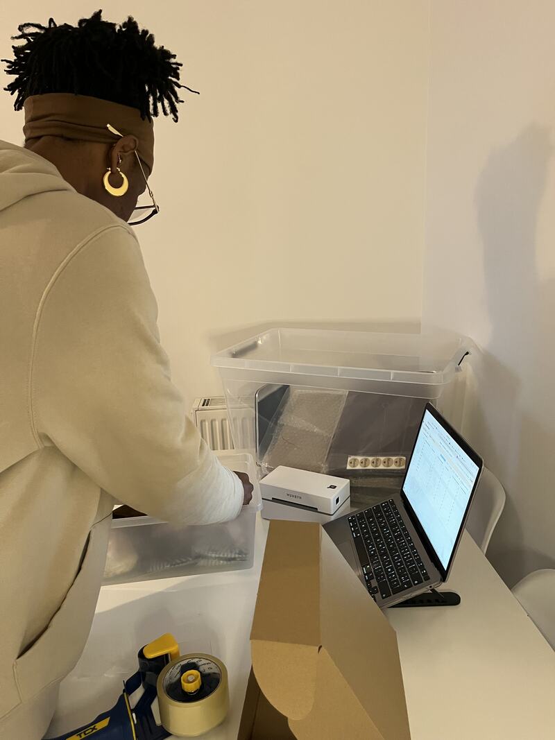 Fanta en pleine préparation de commande